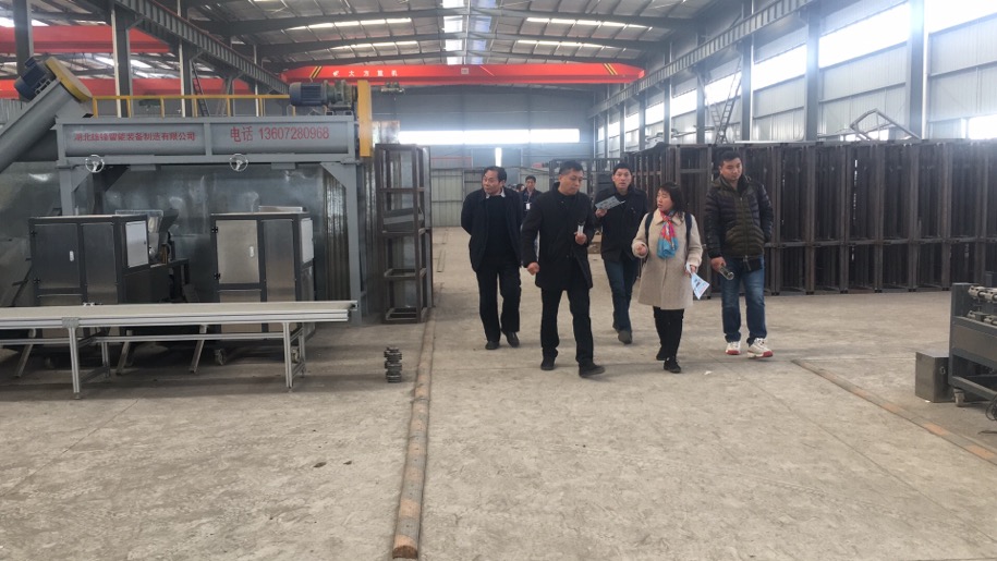 宜昌領導過來參觀我廠食用菌生產設備